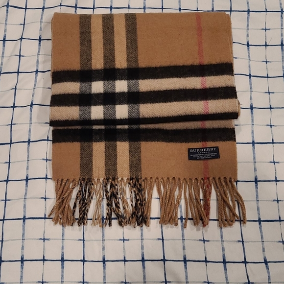Burberry scarf - Picture 2 of 6